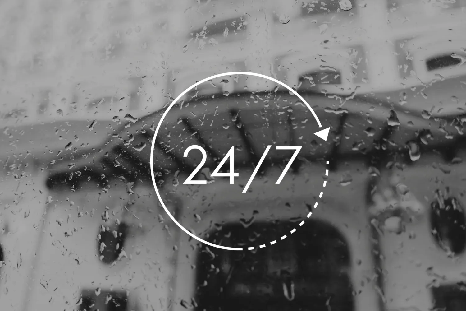 La imagen muestra gotas de lluvia en una ventana con un icono que destaca el servicio "24/7". Netjet se posiciona como un líder en ofrecer soluciones de drenaje y gestión del agua, garantizando un funcionamiento continuo y eficiente en todo momento, especialmente en situaciones críticas de tormentas y acumulaciones de agua.