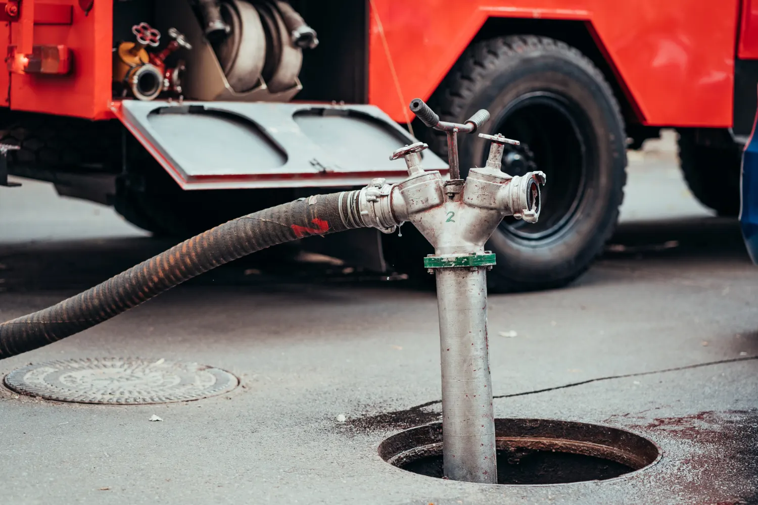 Cómo deshacerse correctamente del agua acumulada en un pozo de registro